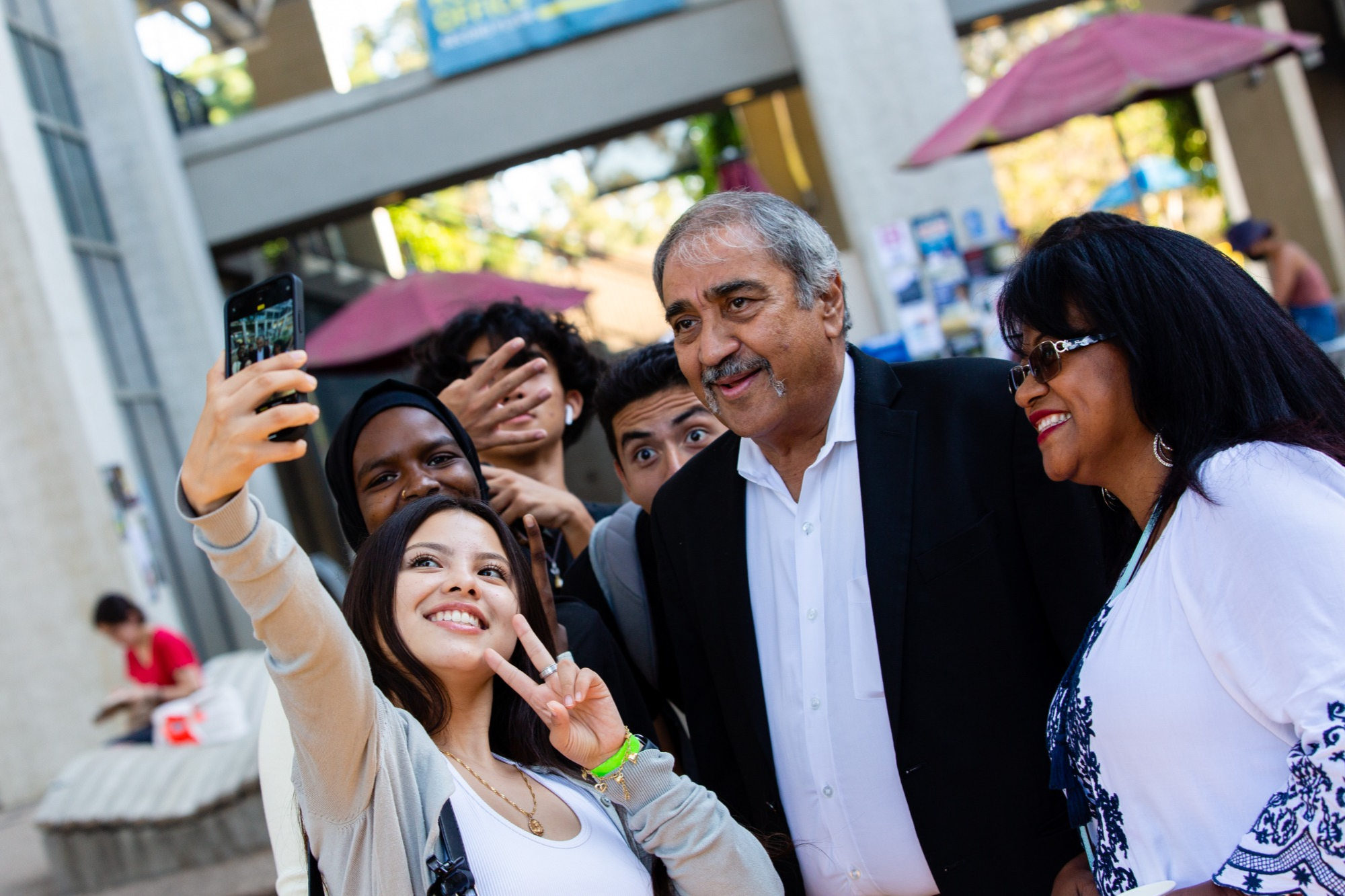 Chancellor Khosla taking a selfie with CASP Scholars